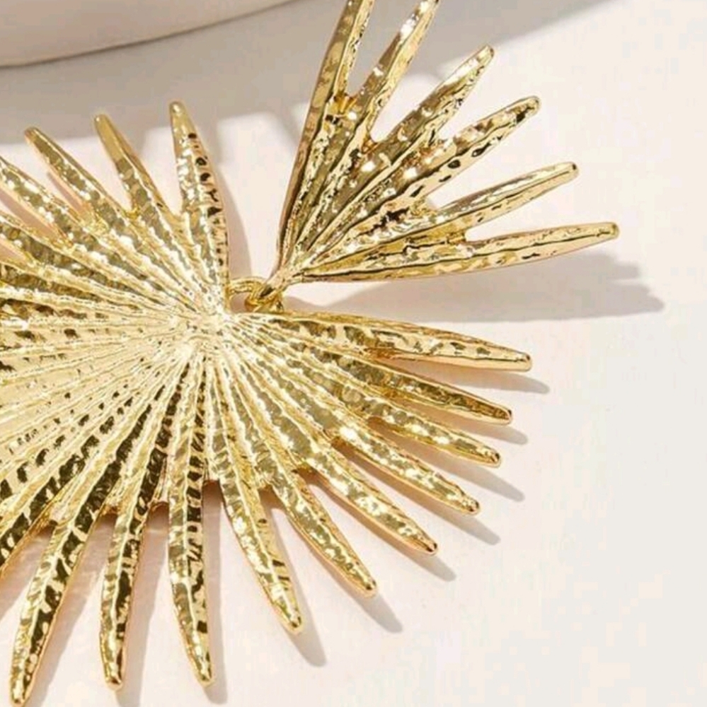 Throne gold starburst heart shaped fan earrings; nwot
